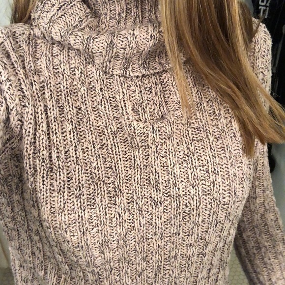 Cropped turtle neck! Super flattering - Picture 2 of 2